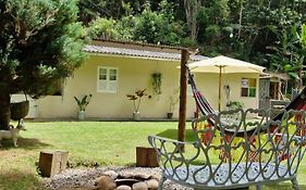Casa de Campo Capixaba-Refúgio Acolhedor com Jardim e Fogo de Chão
